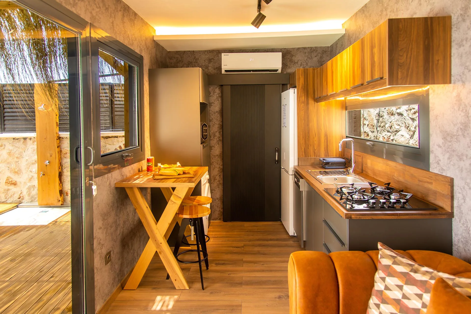 TinyVan Tourismo 9.70 Modulhaus mit Pool, Terrasse und Sonnenliegen